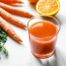 frisches obst und gemüse mit einem vitamindrink liegen auf einer weissen oberfläche